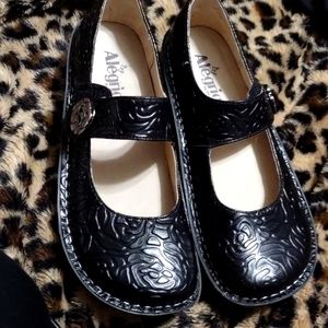 Size 9 leather black shoes